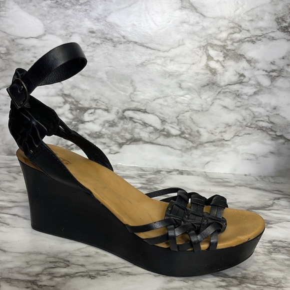 UGG Farrah Premium leather upper Leather straps Adjustable Buckle closure size 8 - Picture 3 of 16